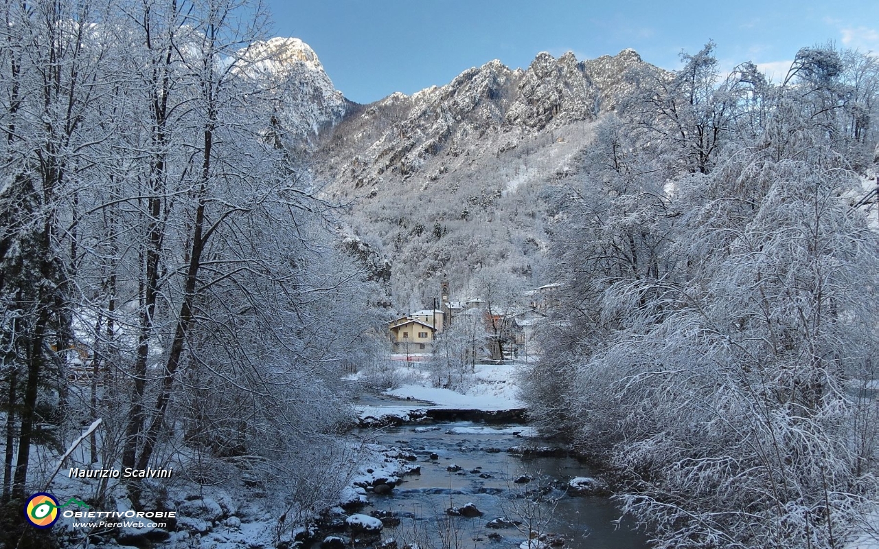 05 Nella valle spunta un paese....JPG